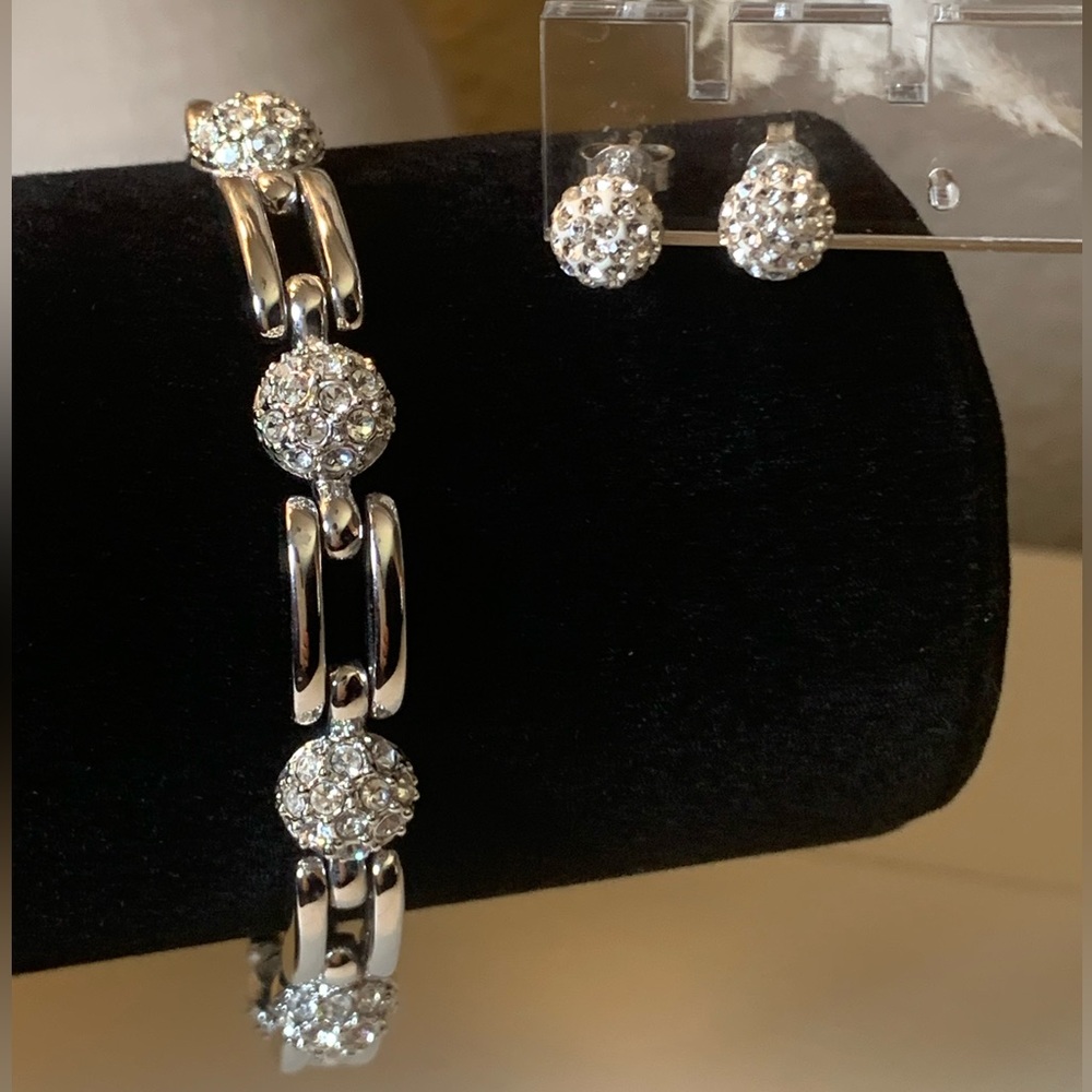 Elegant Rhinestone Silver Tone Link Bracelet 8” w/Matching Stud Pierced Earrings